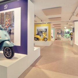 Η έκθεση για την επέτειο των 70 χρόνων της Vespa πραγματοποιήθηκε στο Σεν Τροπέ