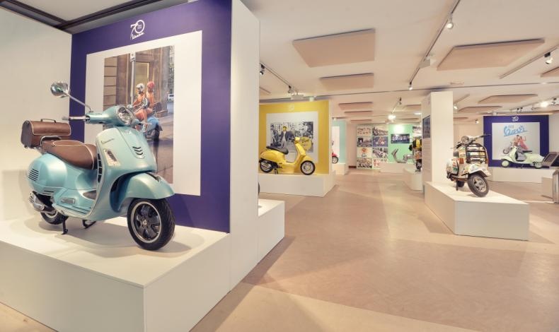 Η έκθεση για την επέτειο των 70 χρόνων της Vespa πραγματοποιήθηκε στο Σεν Τροπέ