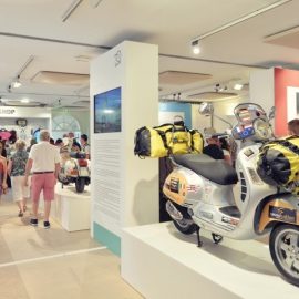 Η Vespa υπήρξε πάντα ο πρωταγωνιστής αναρίθμητων ταξιδιωτικών περιπετειών και συνοδοιπόρος εξερευνητών σε απίστευτες διαδρομές και ταξίδια