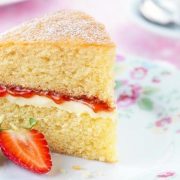 Victoria sandwich cake: Κέικ με βασιλικές... περγαμηνές!